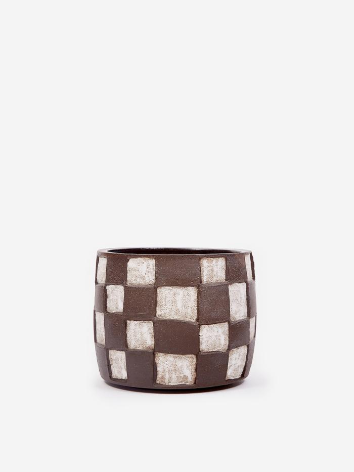 Mellow Mellow Short Stout Vase - Dark Brown Carved Check - White