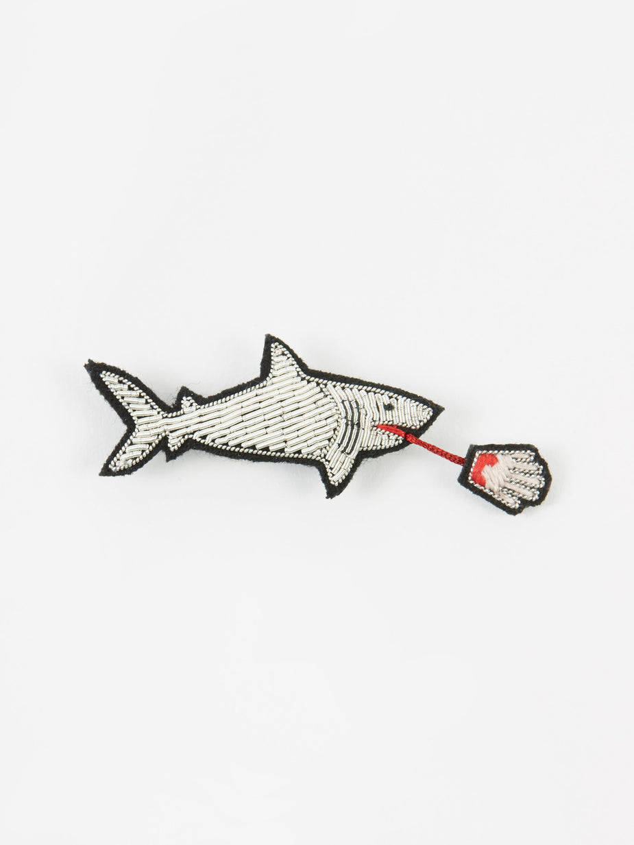 Macon & Lesquoy Macon & Lesquoy Shark Embroidered Pin - White